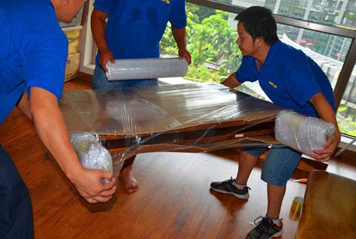 廣州搬家公司案例-工人師傅打包搬運(yùn)木質(zhì)物品，家庭搬家、公司搬家、工作室搬家